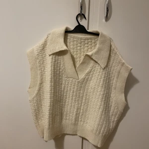 Stickad väst - Obs! Köpare står får frakten