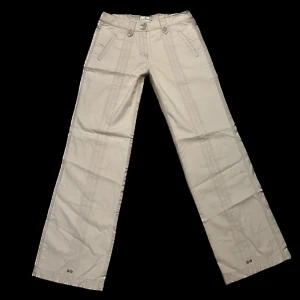 Y2K lågmidjade bootcut Tom Tailor byxor - Snygga y2k lågmidjade bootcut byxor! Midjemått: 37cm tvärsöver Innerbenslängd: 80cm PS: kolla igenom mitt konto ni kommer hitta många y2k och vintage plagg 