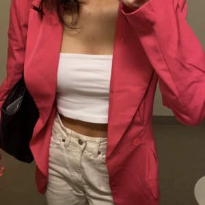 Blazer/kavaj - Superfin rosa kavaj från Pretty little thing! Använd ungefär 3 gånger utan slitage. Den är figursydd och har inga fickor💖💖