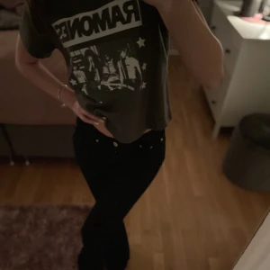 T-shirt med tryck - Säljer nu denna as balla t-shirten med lite vintagevibe då den inte kommer till användning, inte använd mer än 2 gånger så den är verkligen i nyskick💗pris kan diskuteras vid snabb affär!!