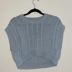 Stickad väst Zara - Ljus blå väst från Zara. Super fin men inte min stil. 