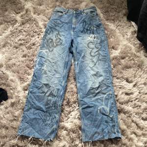 Jeans som e Baggy med tecken på 