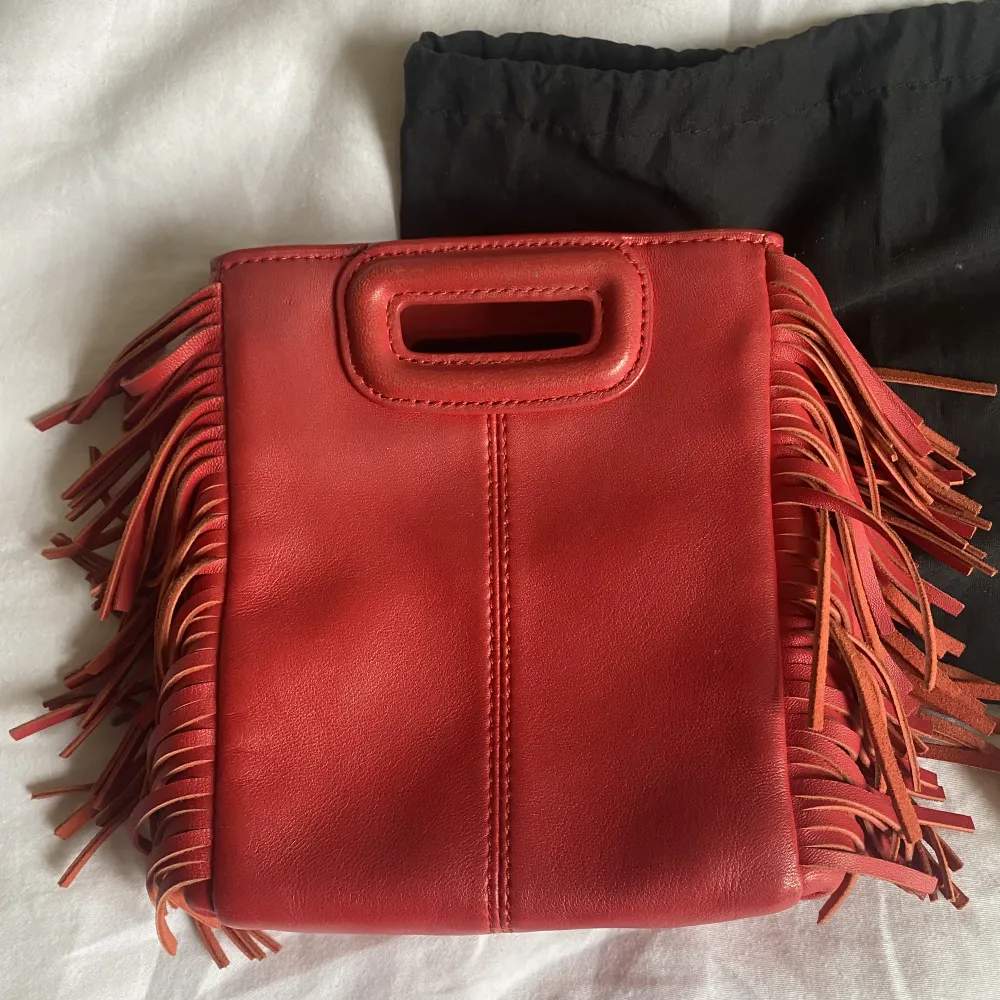 Säljer min super fina röda Maje väska. Allt på första bilden kommer med. Väskan har guldiga hjärtan på ena sidan och andra sidan är den bara röd. Väskan är i väldigt gott skick!💕. Väskor.