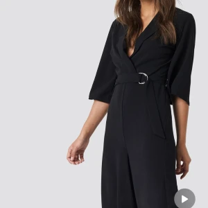 Oanvänd jumpsuit från NA-KD med prislapp kvar - Helt oanvänd jättefin jumpsuit från NA-KD med prislapp kvar. Nypris 699kr 