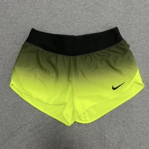 Nike träningsshorts - Nike Dri-fit träningshorts 2in1 med innershorts. Häftig gulgrön färg. Köpta för nått år sedan men endast testade. Nypris ca 450kr mitt pris 75kr + frakt. Pris kan diskuteras vid snabb affär.Storlek S men passar både mindre och större.