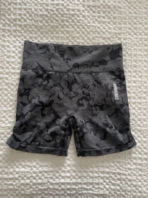 Gymshark adapt camo shorts - Shorts från gymshark i storlek M. Knappt använda så de är i fint skick! 