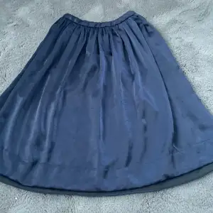  jätte snygg kjol dock säljer jag den för att den inte kommer till användning 