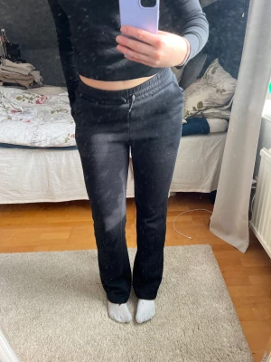 LXA mjukis byxor - Superfina svarta mjukisar från LXA i storlek XS. Enbart använda 1 gång, då de är för små i storlek för mig.  (Spegeln är smutsig och ej byxorna)