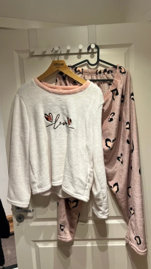 Mjuk pyjamas  - Aldrig använt men den är super mysig och mjuk 