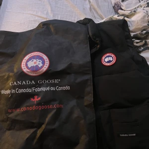 Canada cose  - Äkta väst  säljer pågrund det har blivit för litet  skick9/10