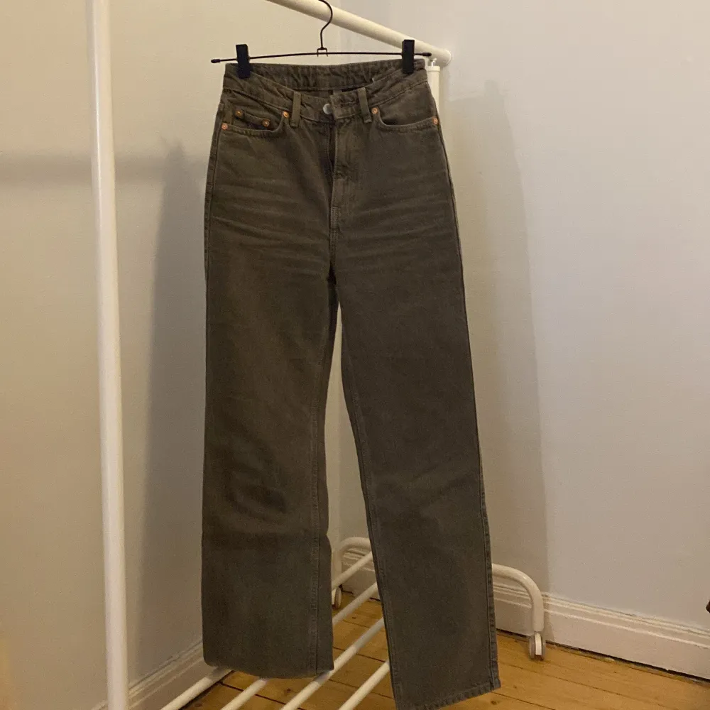 Snygga raka byxor som sitter bra men har blivit för små. Använda 3-4 gånger och är i väldigt bra skick. Högmidjade o har en härlig grå färg :). Jeans & Byxor.