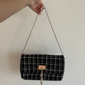 DKNY väska - Väska från dkny, knappt använd. Nypris ca 1500kr