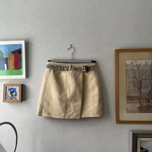 Y2K-kjol - Köpt second hand, viss tråddragning, knappt använd av mig. Snarare storlek 38/40 än storlek 42.