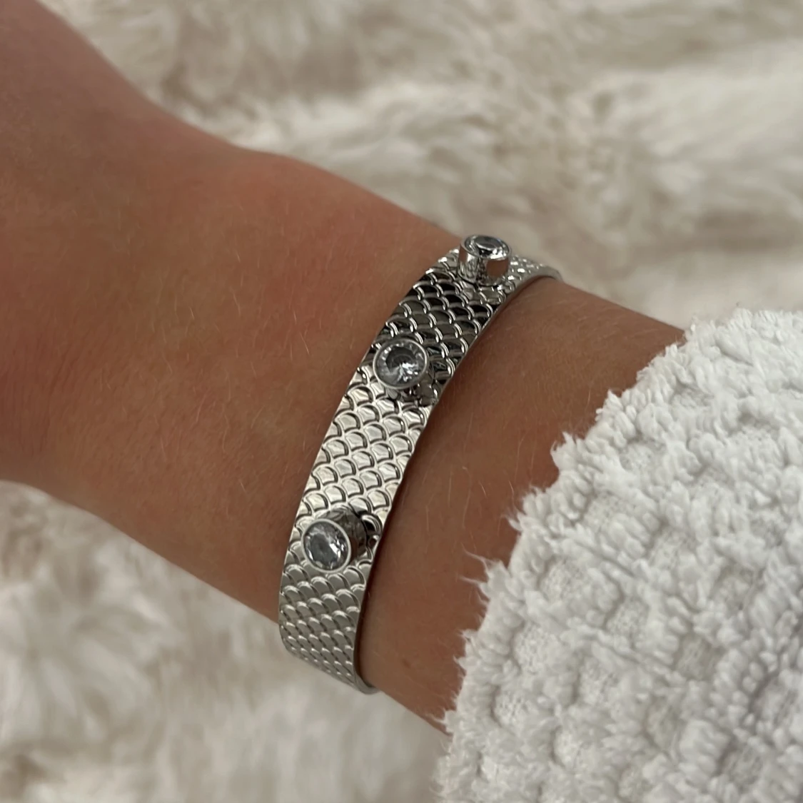 Silvrigt armband m stenar - 90