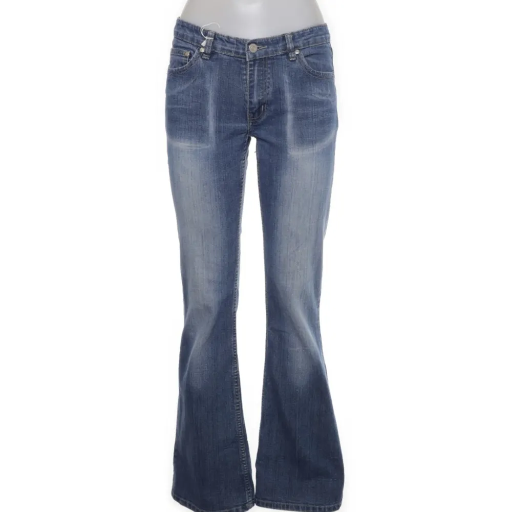 Snygga lågmidjade jeans i mycket bra skick! Midjemått: 76 cm! Köparen står för frakten!. Jeans & Byxor.
