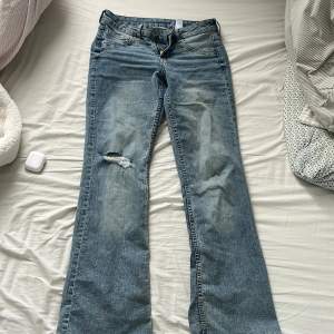 Lågmidjade bootcut jeans med ett hål i, köpta från HM. Jättefina superbra skick, har bara använt Max 5 gånger!