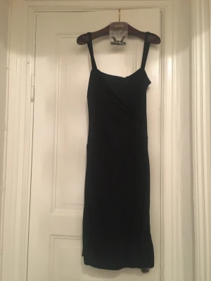 Gucciklänning - Klänning i mycket bra skick. Använd endast två gånger. Är åtsmitande. Köpt i Paris för ca 8000 kronor.