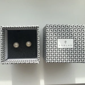 Örhängen  - Oanvända. Guldiga.