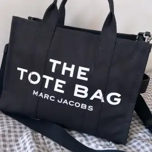 Underbar och fin väska från Marc Jacobs. Har haft denna väska i några månader nu och inte känt att jag har behövt den och därför säljer jag den idag. Denna är alltså inte den stora Marc Jacob väskan och inte den minsta, denna är då den mellersta alltså M