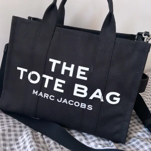  Marc Jacob Väska!💓 - Underbar och fin väska från Marc Jacobs. Har haft denna väska i några månader nu och inte känt att jag har behövt den och därför säljer jag den idag. Denna är alltså inte den stora Marc Jacob väskan och inte den minsta, denna är då den mellersta alltså M