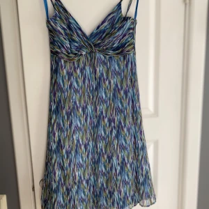 Sommarklänning  - Mini sommarklänning.  Dragkedja på sidan, smock i ryggen. Fin skurning med smala band
