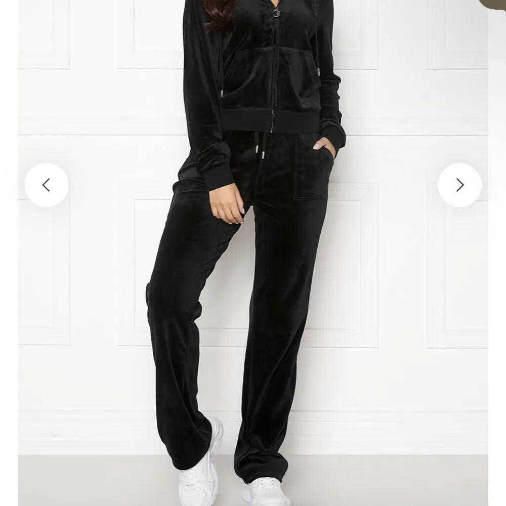 Säljer nu mitt Juicy Couture set i Black Velour. De är i storlek M och mycket sparsamt använda. Inga defekter och väldigt fina Nypris : 2300kr Mitt pris : 1300kr . Jeans & Byxor.