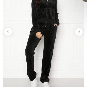 Juicy couture Svart Velour Set - Säljer nu mitt Juicy Couture set i Black Velour. De är i storlek M och mycket sparsamt använda. Inga defekter och väldigt fina Nypris : 2300kr Mitt pris : 1300kr 