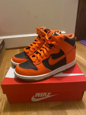 Nike Dunk High (GS) - Helt oanvända. Nike dunk high i storlek 36. 
