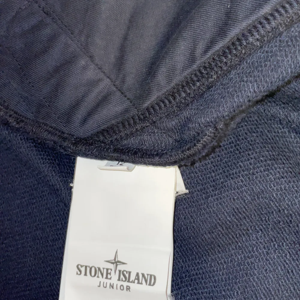 Stone island junior zip som blivit för liten. Äkta och köpt på NK i Göteborg för ca 2000kr. Den är varsamt använd utan några större skador. Säljer den billigt då jag vill bli av med den.. Hoodies.