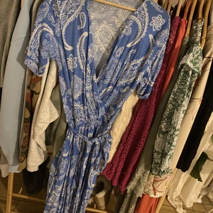 Indiska byxdress  - Super snygg och skön hippie byxdress från indiska med raka ben. Storlek S. Blå/vit. Använd 1 gång så fint skick! 