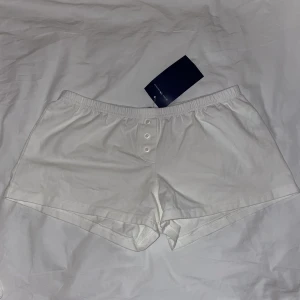 Brandy Melville shorts - Brandy Melville shorts som aldrig är använda. Lappen sitter på. Skulle säga att de passar xs-m.  Ps. Hela setet finns att köpa💕
