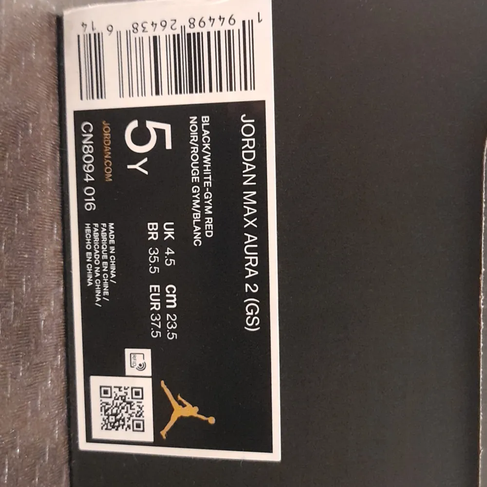 Nike air jordan aura 2 bred⬛️ok skick✅️ med box 📦  . Skor.