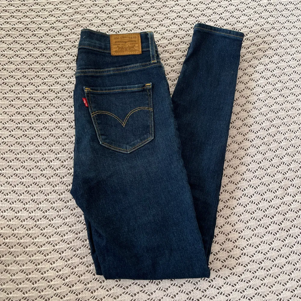 Ett par skitsnygga skinny levisjeans som knappt är använda. Säljer de pågrund av fel storlek . Jeans & Byxor.