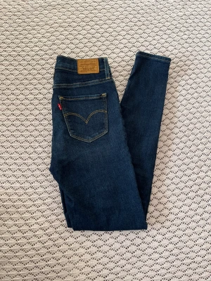 Levis jeans skinny - Ett par skitsnygga skinny levisjeans som knappt är använda. Säljer de pågrund av fel storlek 
