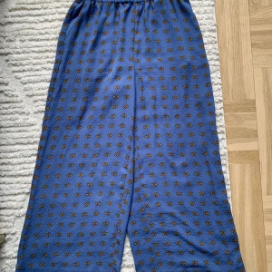 & Other Stories Byxor - Löst sittande byxor, perfekt för vår och sommar. Använt två gånger, fortfarande i mycket fint skick!