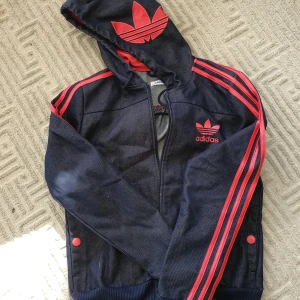 Adidas Originals Jeansjacka - Adidas originals jeansjacka i nyskick. Den är beställd från USA, men aldrig blivit använd.  Stl s