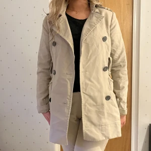 Trenchcoat  - En vintage trenchcoat från zara i storlek 36.