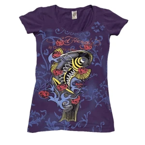 Ed Hardy tröja Koi - En riktigt fet lila ed hardy topp med en coi fish och rhinestones. Den är riktigt fet både fram och bak. Storlek M och skicket är fint. Priset är inte skuret i sten, öppen för prutning. Köparen står för frakt.