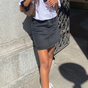 Grå jeanskjol - Från zara och passar med allt och är den perfekta gråa färgen!💗