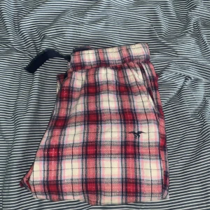 Pyjamasbyxor  - Fina röd blåa pyjamas byxor🥰 (osäker på frakten)