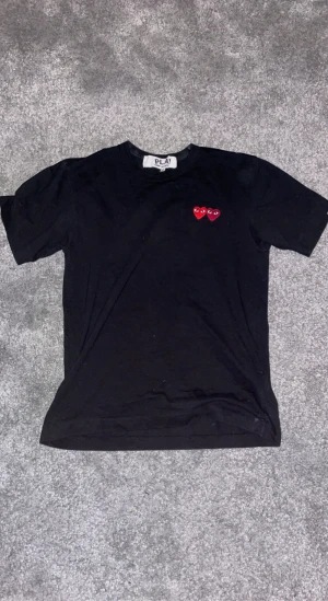 CDG tshirt  - Nästan helt ny comme des garcos tshirt köpt i vintras. Storlek small passar 170 perfekt.