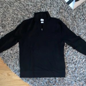 These Glory Days stickad halvzip S - Säljer tröjan då den är för lite och jag inte kan ha den längre. En mycket fin stickad halv zip som kommer från These Glory Days, den är i en fin svart färg. Tröjan är för övrigt i mycket bra skick och den har inga svackor. Ordinarie pris 1000kr.