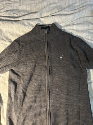 Gant kofta  - Storlek medium, bortsätt från hållet i koftan är den  9/10.  Hållet är säkert ganska enkelt att sy ihop👍 