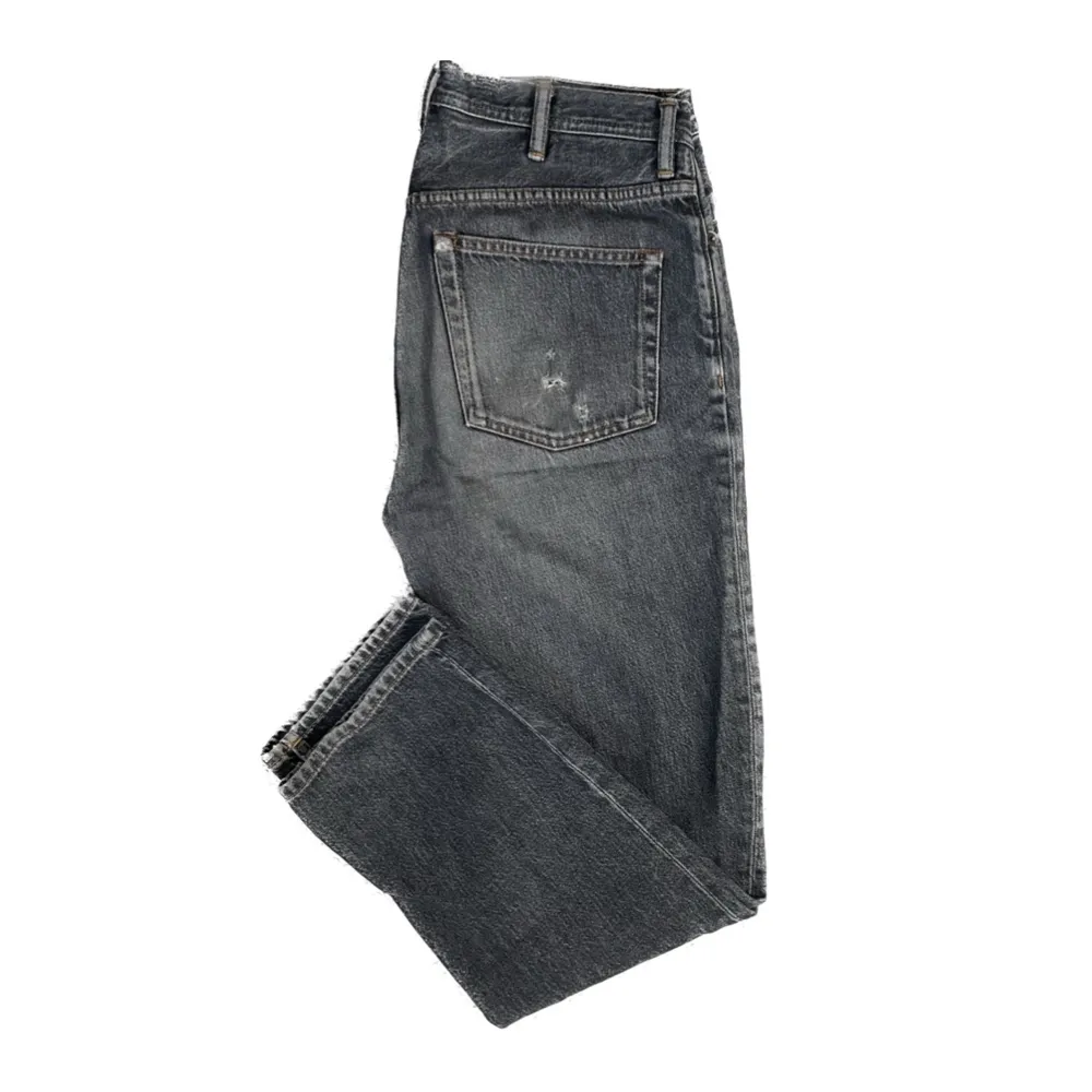 Schyssta Acne Studios jeans i storlek 27/32, men sitter mer som 30/32. Snygg grå tvätt och rak passform. Riktigt bra kvalitet och relativt bra skick, förutom ett par små uppskrapningar på höger bakficka som syns på första bilden. . Jeans & Byxor.