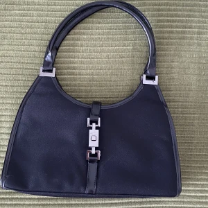 Svart handväska - Svart handväska med knippa