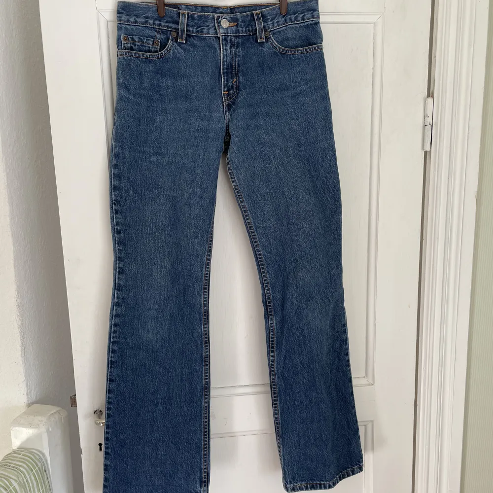 Vintage baggy Levis jeans. Dessa byxor går inte köpa längre.  Byxorna är använda med i väldigt bra skicka. Inga skador på dom.  Skulle du ha några frågor är det bara att höra av dig!. Jeans & Byxor.