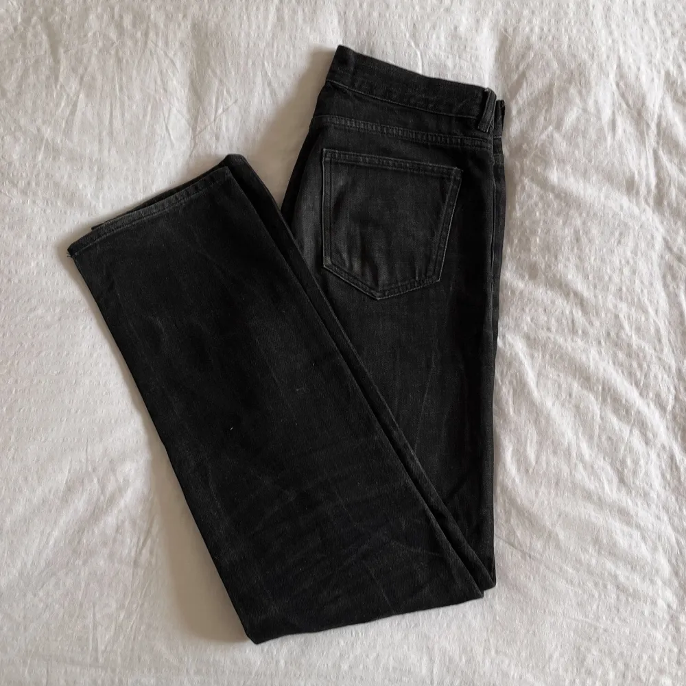 Ett par raka svarta jeans i jättefint skick😁. Jeans & Byxor.