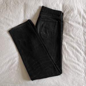 Ett par raka svarta jeans i jättefint skick😁