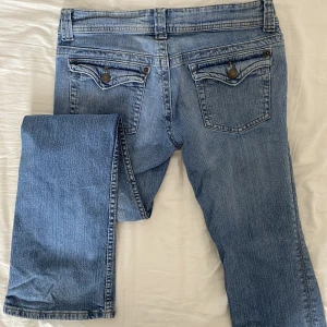 2000s jeans - Jättefina bootcut jeans köpta i usa förra året, långa på mig som är runt 158. Nyskick! Storlek 9, skulle uppskatta som S Midjemått: ca 66 Innerbenslängd: ca 82