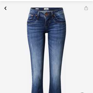 Snygga nya lågmidjade bootcut jeans från ltb som är slutsålda i nästan alla storlekar överallt. Säljer då de är för små för mig. Lappar finns kvar. Storlek 24/30❤️